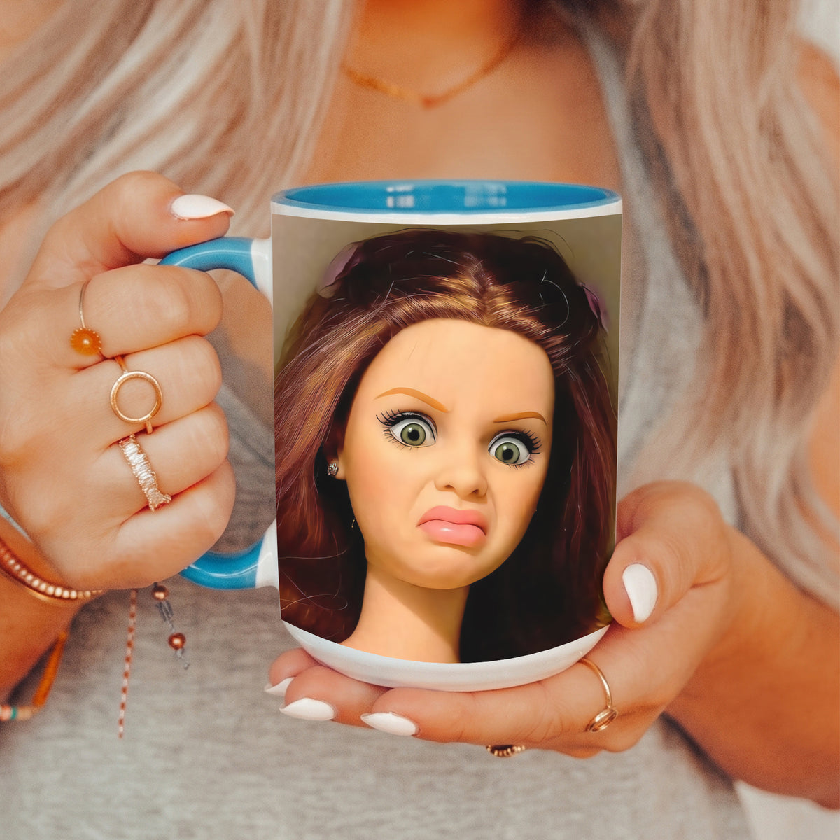Kaffeetasse mit Ekel-Doll-Meme