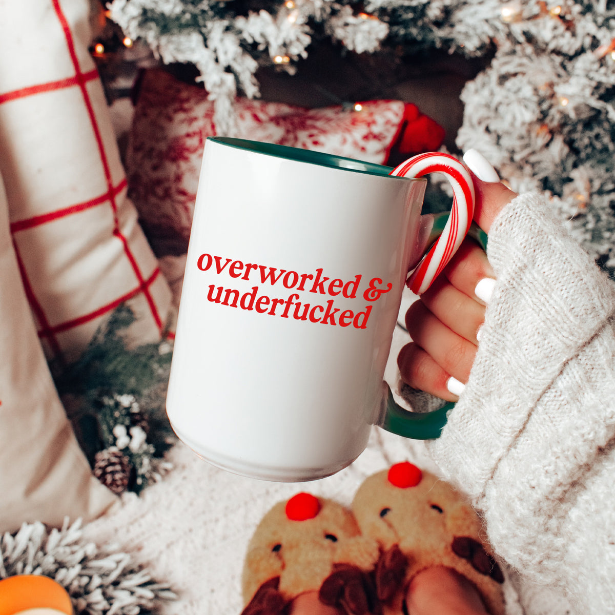 Tasse „Überarbeitet & untervögelt“