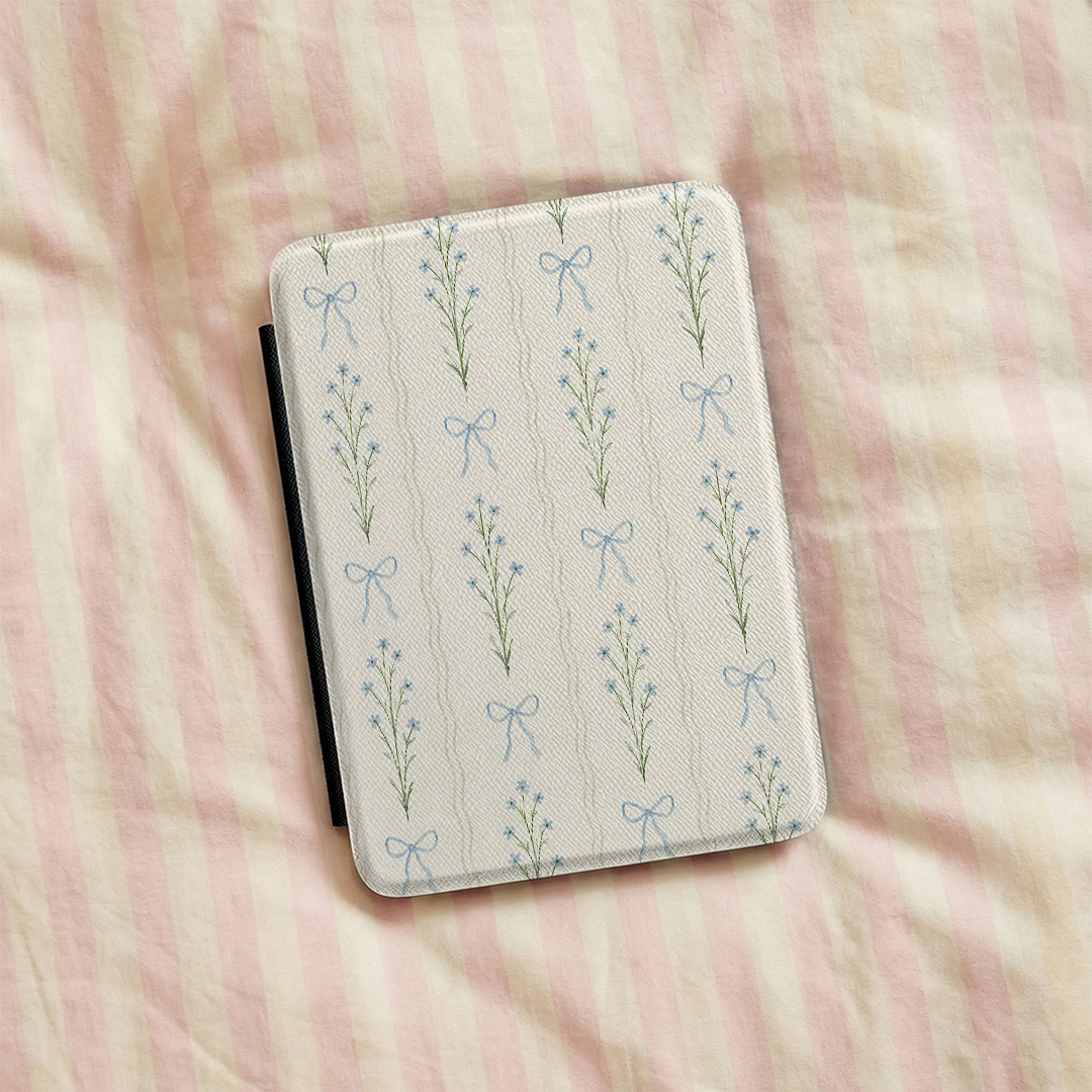Kindle-Hülle mit blassrosa Primeln und Schleifen