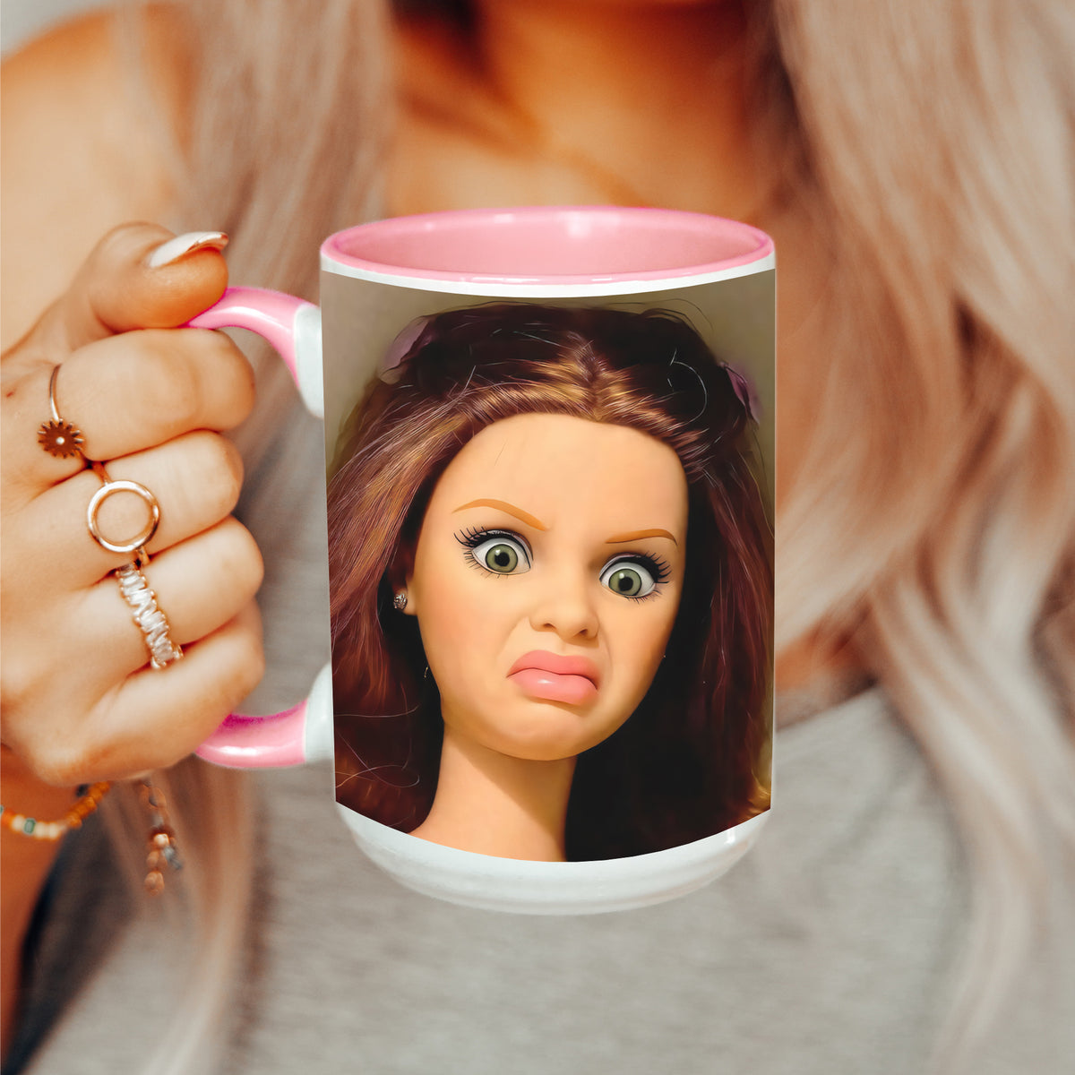 Kaffeetasse mit Ekel-Doll-Meme