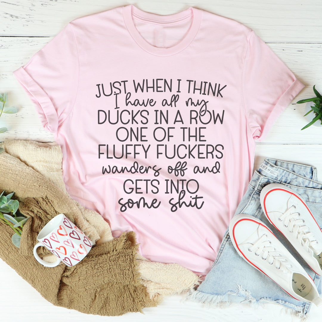 T-shirt à col rond avec citation amusante sur l’organisation – « Ducks In A Row »