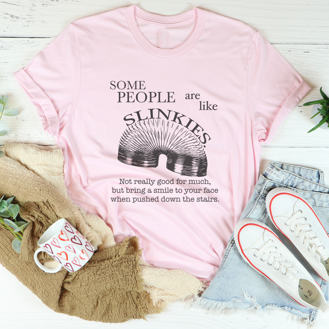 Camiseta gráfica de comedia oscura y sarcasmo – \"SOME PEOPLE are like SLINKIES\"