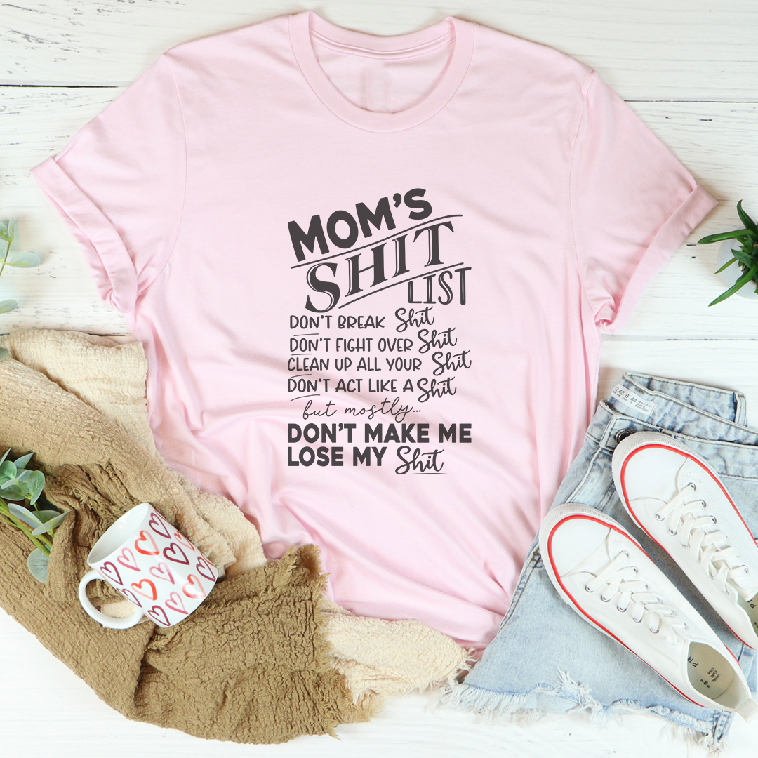 T-shirt graphique humoristique sur la parentalité « Mom's Shit List » auquel on s'identifie