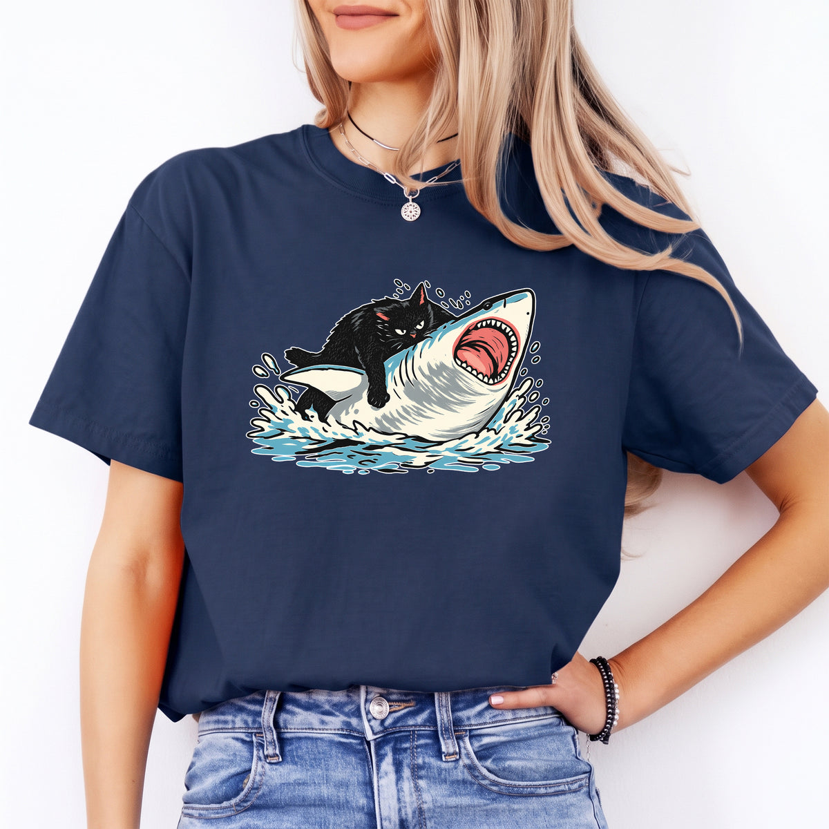 T-shirt amusant avec un chat chevauchant un requin