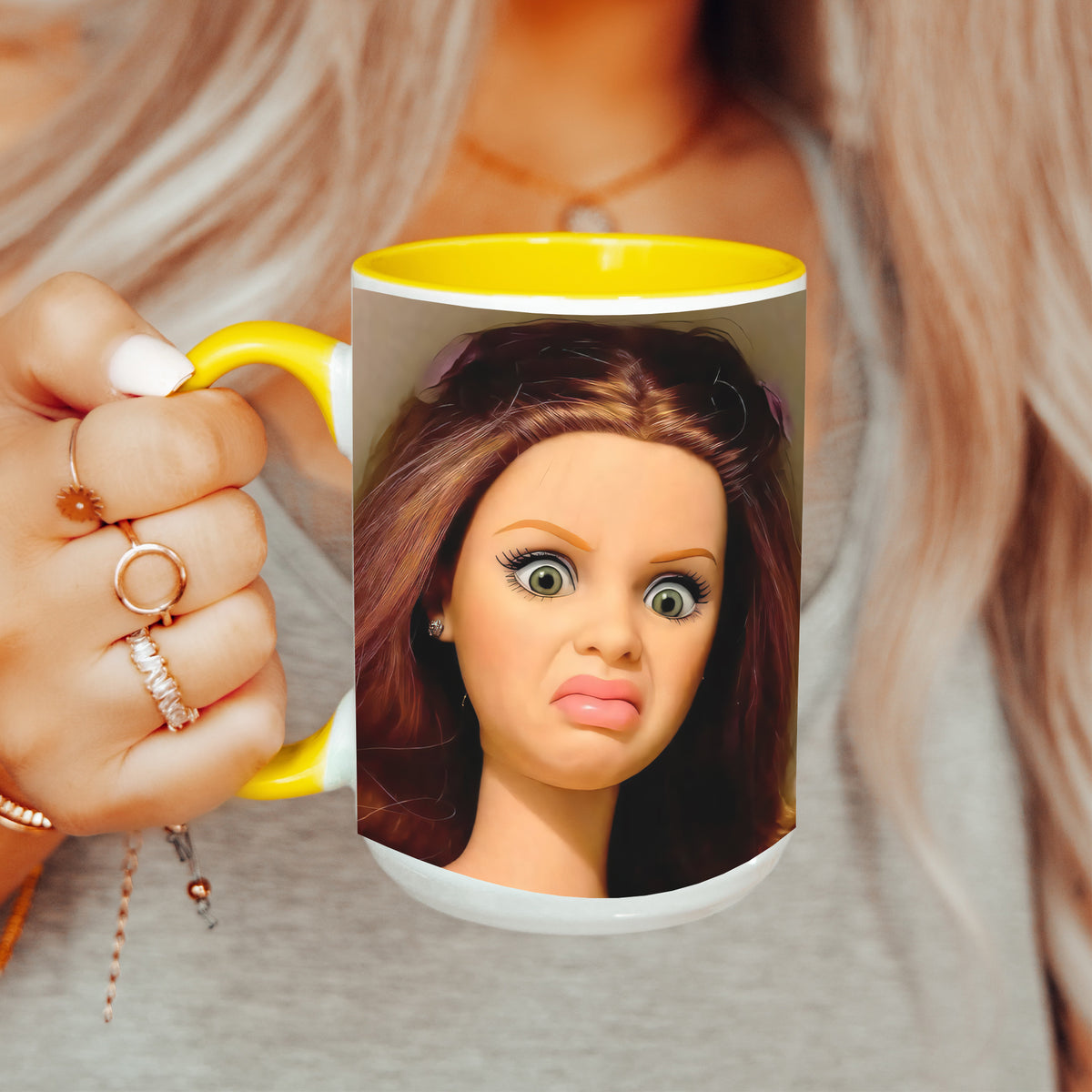 Kaffeetasse mit Ekel-Doll-Meme