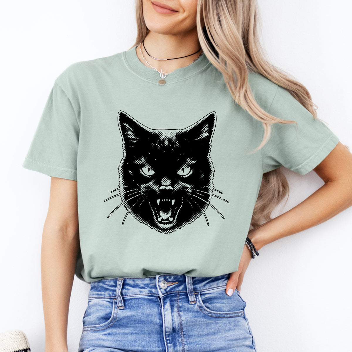 Haut graphique rétro vintage des années 90 à motif de chat noir qui crache