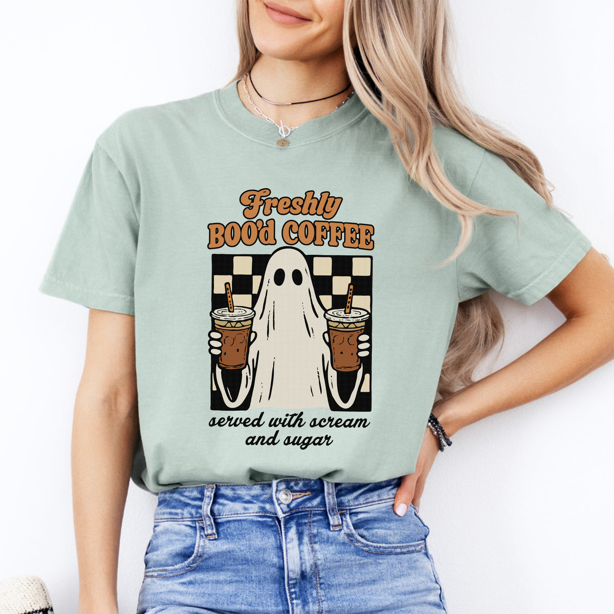 „Freshly Boo'd Coffee“ – Grafik-T-Shirt mit Eiskaffee-Motiv für die Gruselsaison