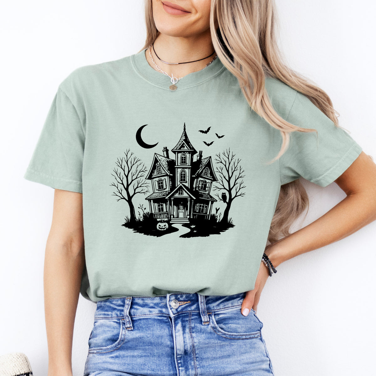 Vintage Spooky Haunted House Graphic T-Shirt – Retro Halloween Casual Shirt