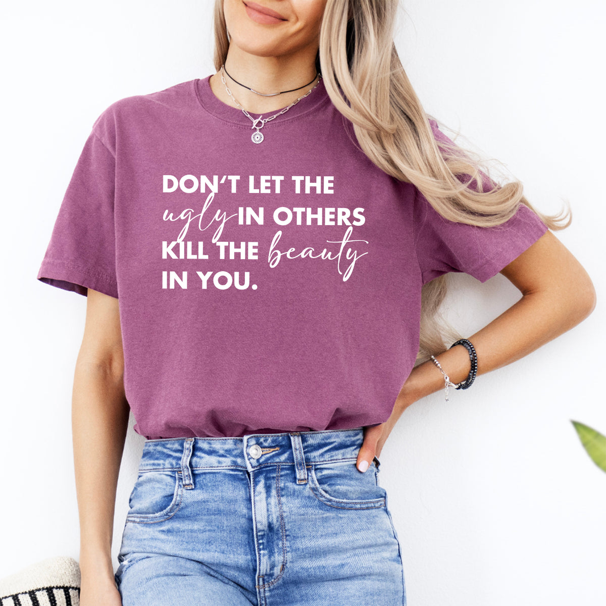 Inspirierendes Grafik-T-Shirt zum Thema Mindset – „Lass nicht zu, dass das Hässliche in anderen die Schönheit in dir zerstört“