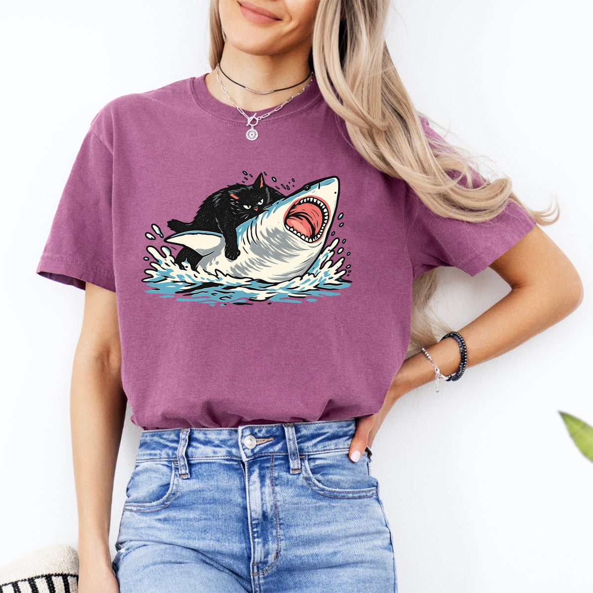 T-shirt amusant avec un chat chevauchant un requin
