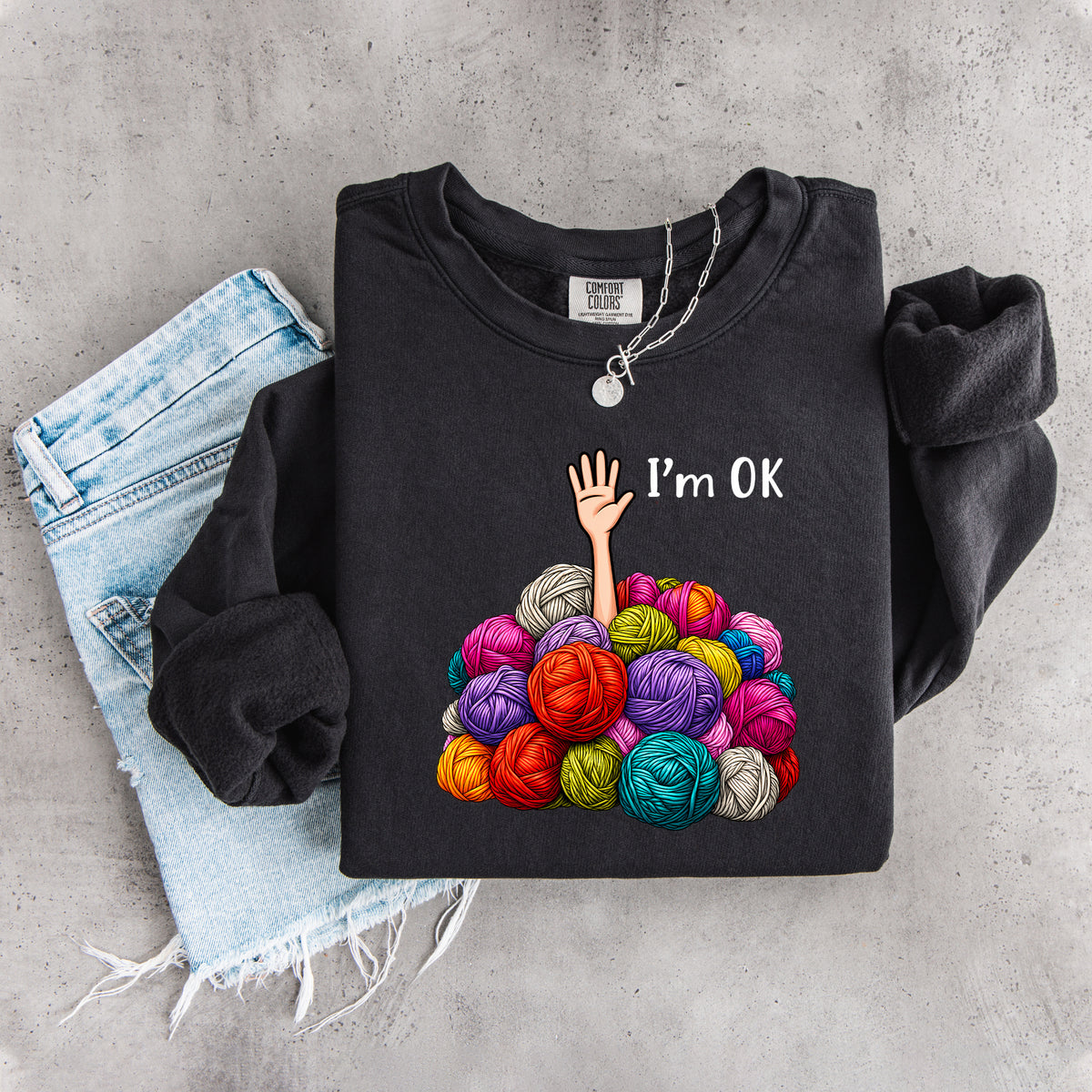 „Mir geht’s gut“ – humorvolles Sweatshirt für Strickfans mit Wollknäueln