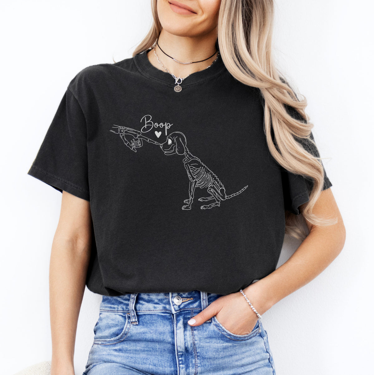 T-shirt « Toucher le nez du chien squelette »