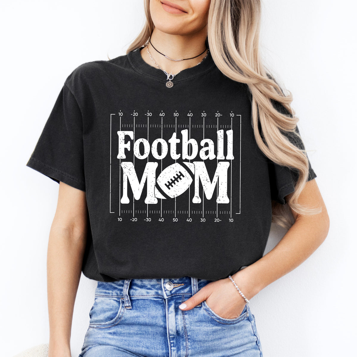 T-shirt graphique vintage avec lignes de terrain de football américain - « Football MOM »