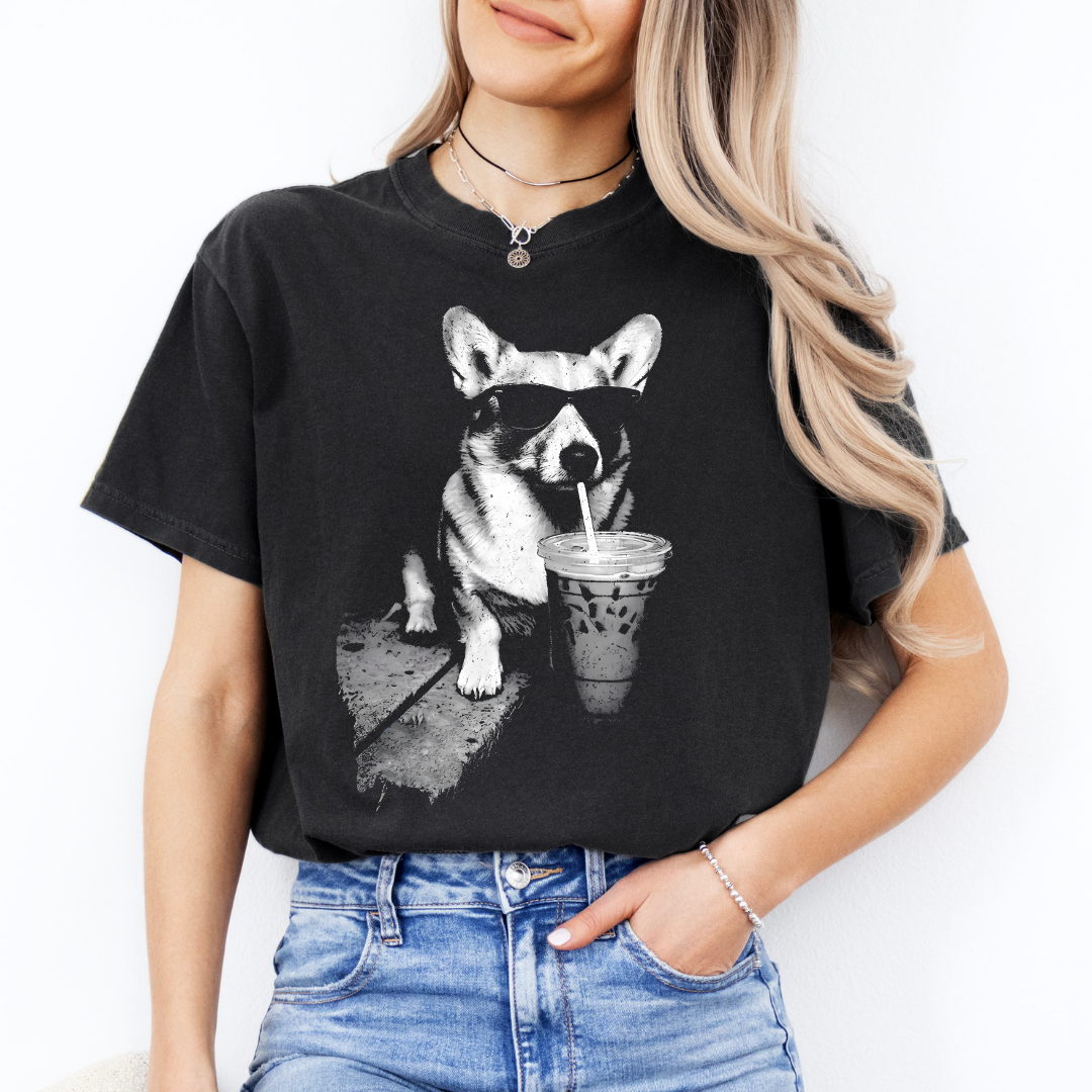 Camiseta Corgi Bebiendo Café Helado
