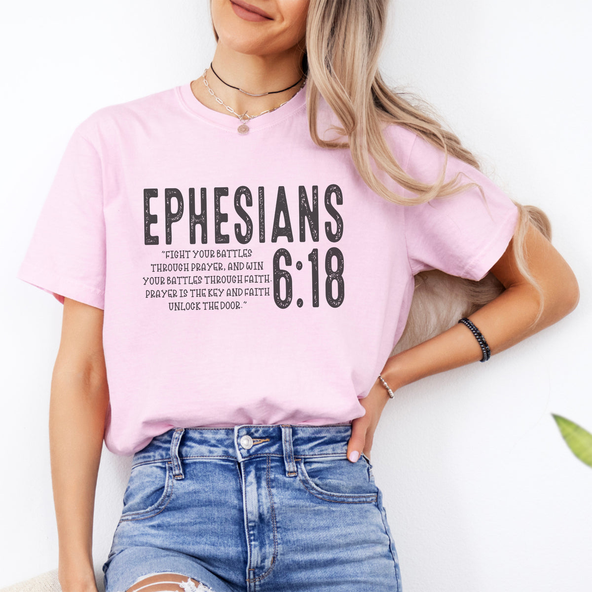 Camiseta gráfica de oración bíblica - Parte superior "EPHESIANS 6:18"