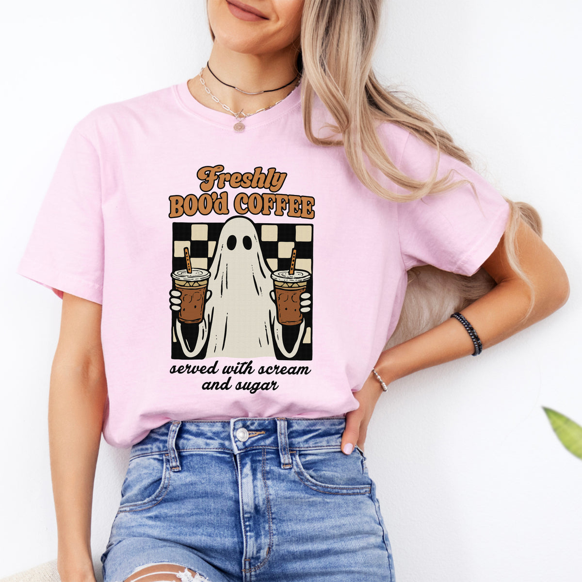 „Freshly Boo'd Coffee“ – Grafik-T-Shirt mit Eiskaffee-Motiv für die Gruselsaison