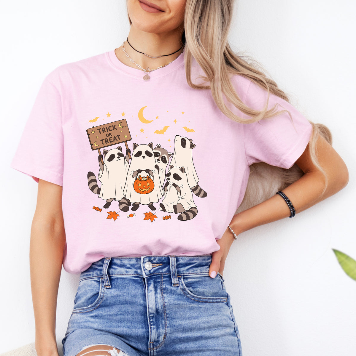 „Cute Raccoon Trick Or Treat“ – Verspieltes Halloween-T-Shirt mit Tiermotiv