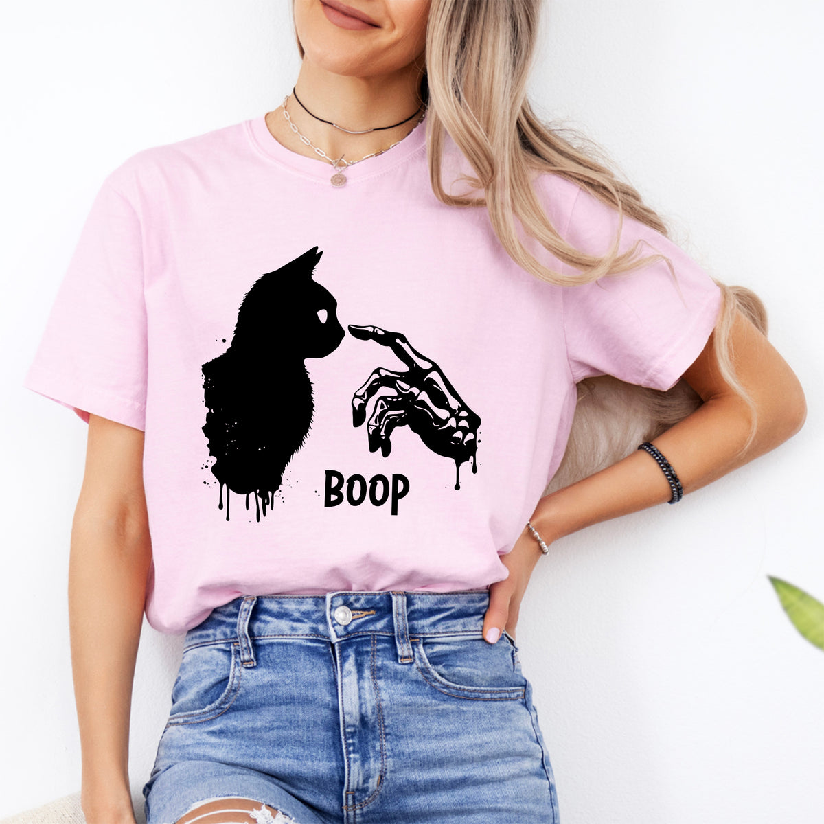 "Boop" Halloween-Grafiktop mit Skelett-Hand und Katze – Gruseliges Kätzchen-Shirt