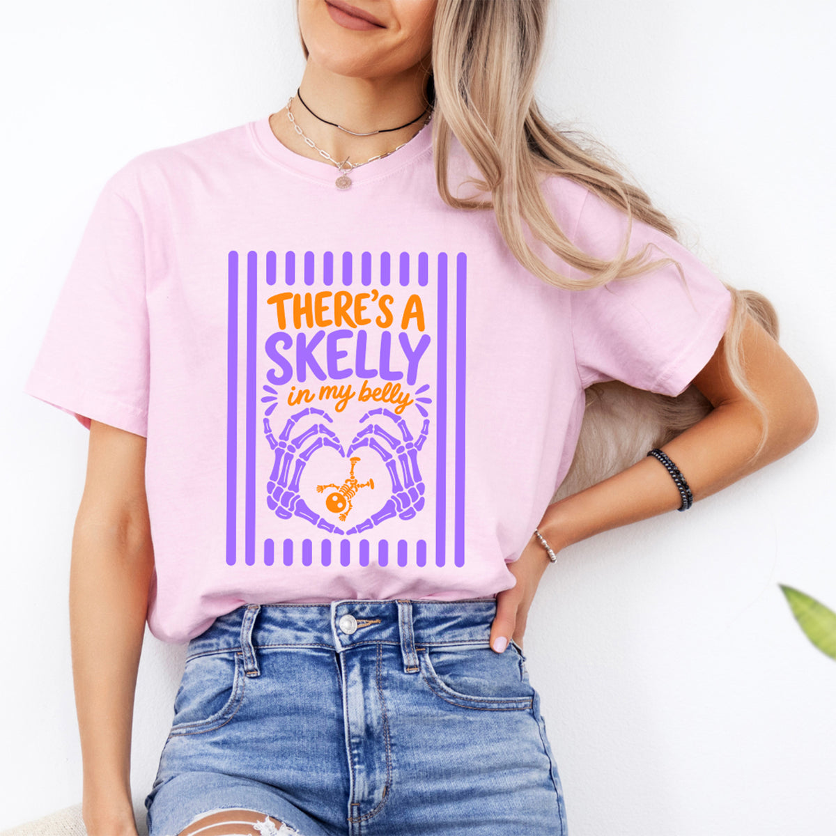 "There's a Skelly in My Belly" T-shirt graphique de grossesse pour Halloween