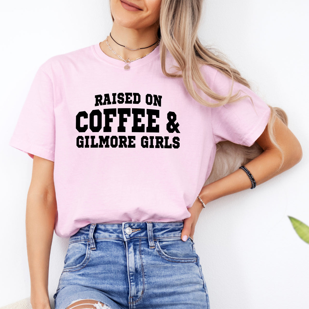 „Mit Kaffee und Gilmore Girls groß geworden“ – Retro-T-Shirt mit Popkulturmotiv und Rundhalsausschnitt