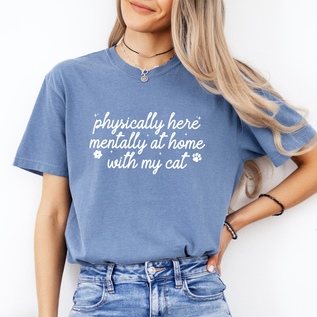 Camiseta «Físicamente aquí, mentalmente en casa con mi gato»