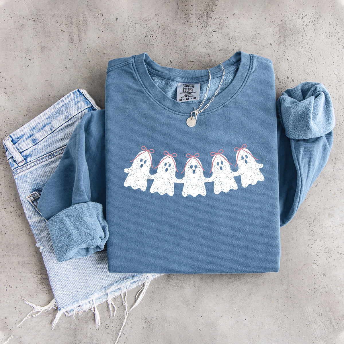 Sudadera polar de Halloween con fantasma y lazo rosa estilo coquette, inspirada en una muñeca de papel