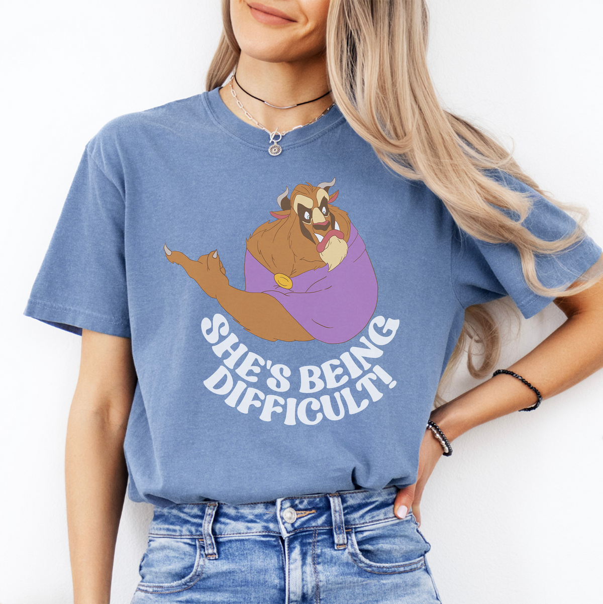 Freches lustiges T-Shirt mit Motiv – \„She's Being Difficult!\“