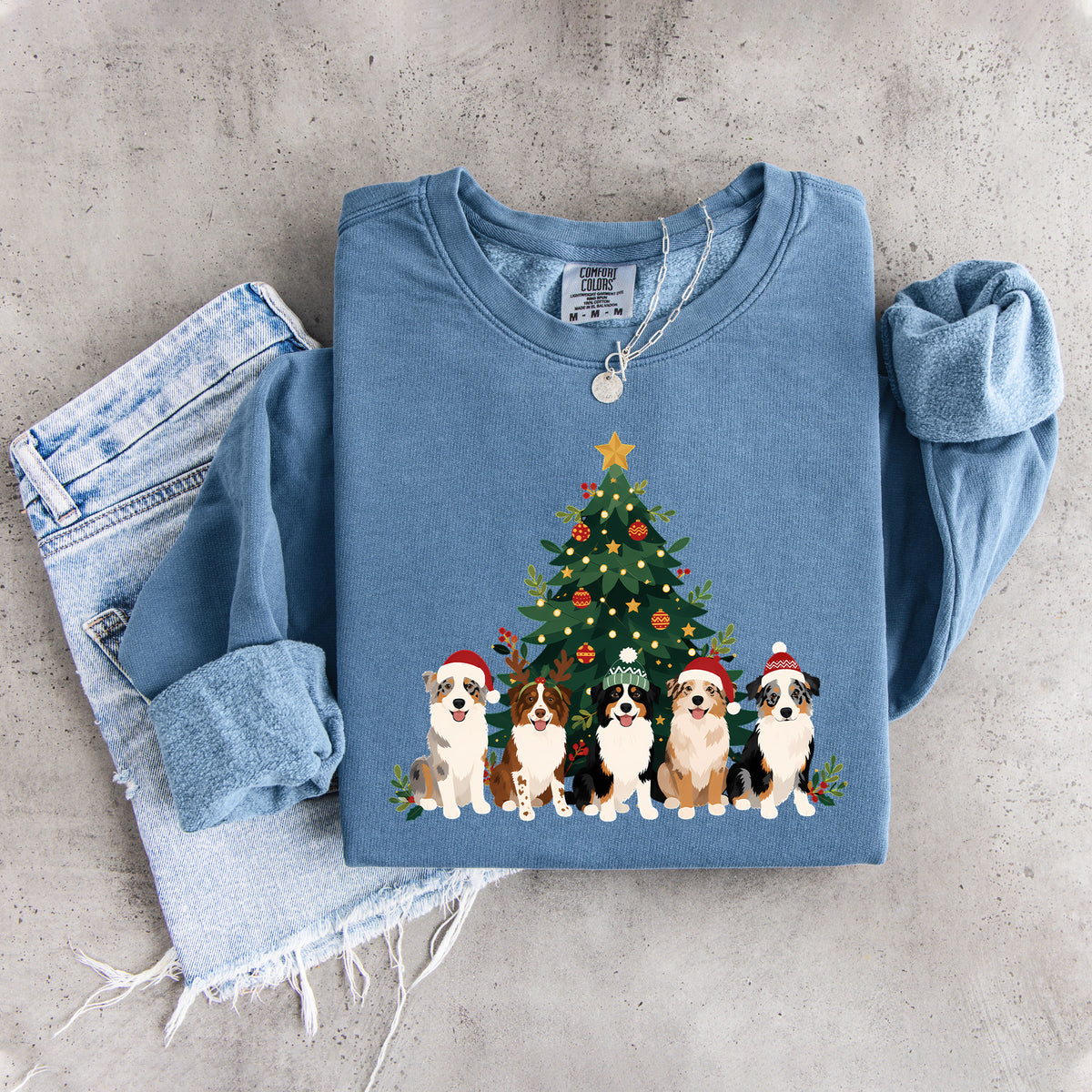 Sweatshirt mit Rundhalsausschnitt und Weihnachtsbaum mit Australian Shepherds – Festlicher Aussie-Pullover