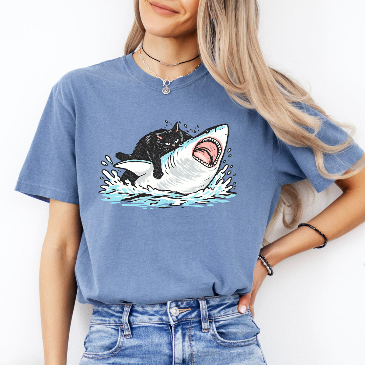 T-shirt amusant avec un chat chevauchant un requin