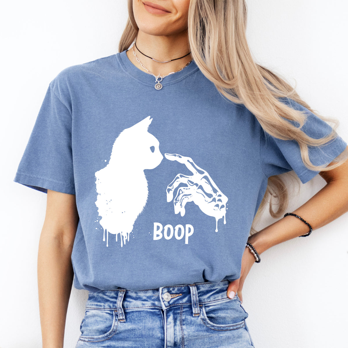 "Boop" Halloween-Grafiktop mit Skelett-Hand und Katze – Gruseliges Kätzchen-Shirt