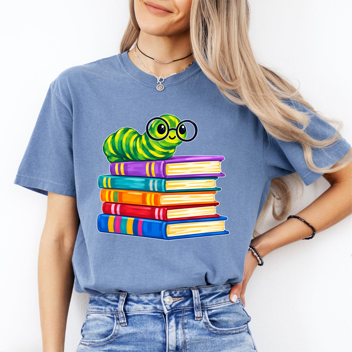 Oruga ratón de biblioteca caprichosa sobre una pila de libros, top gráfico