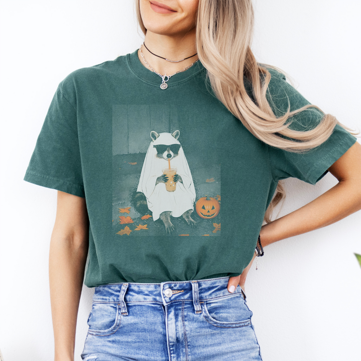 T-Shirt „Geist-Waschbär trinkt Eiskaffee“