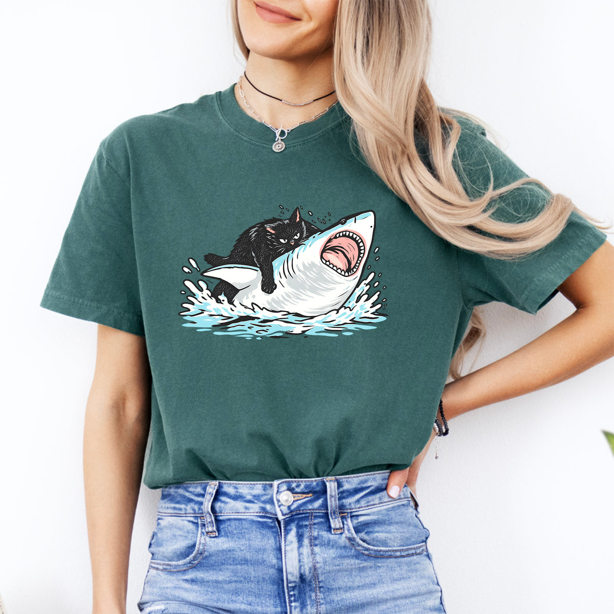 T-shirt amusant avec un chat chevauchant un requin