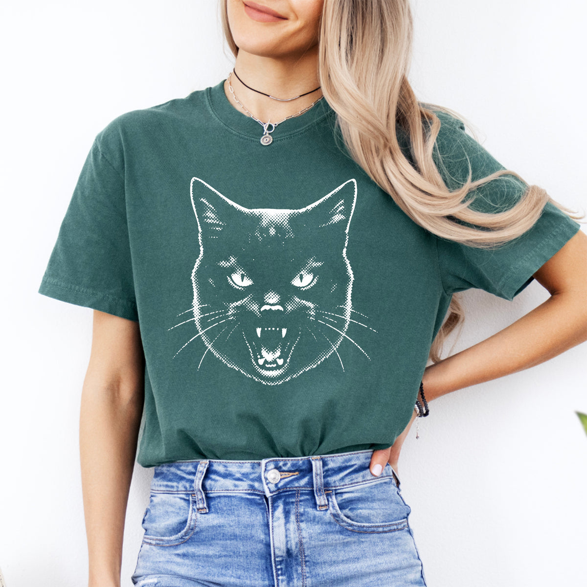 Haut graphique rétro vintage des années 90 à motif de chat noir qui crache