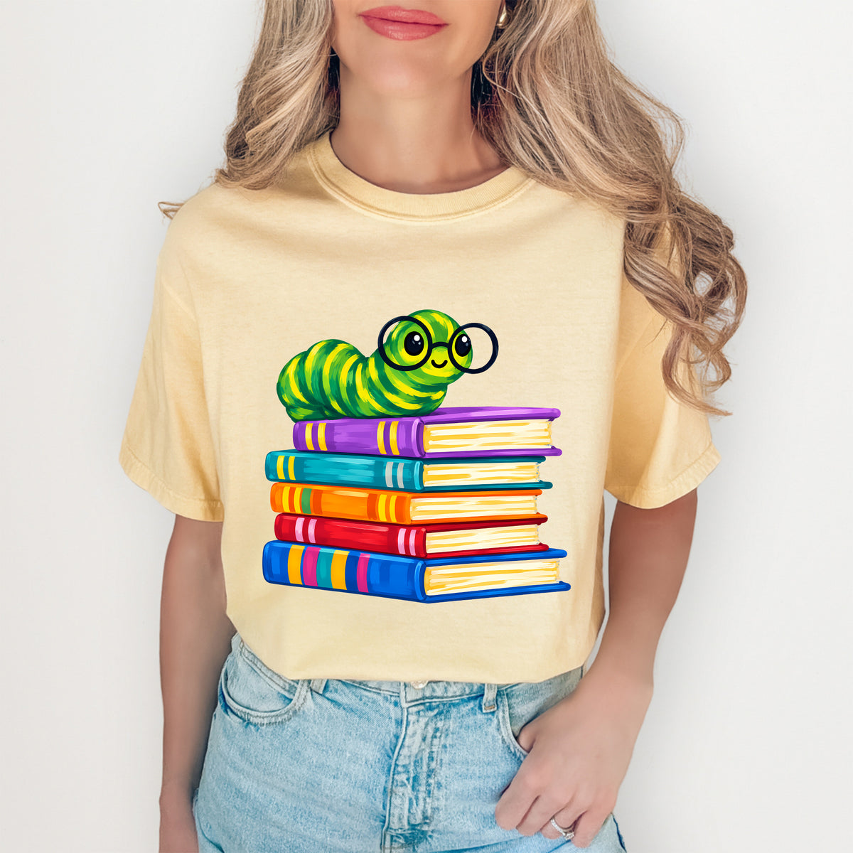 Oruga ratón de biblioteca caprichosa sobre una pila de libros, top gráfico