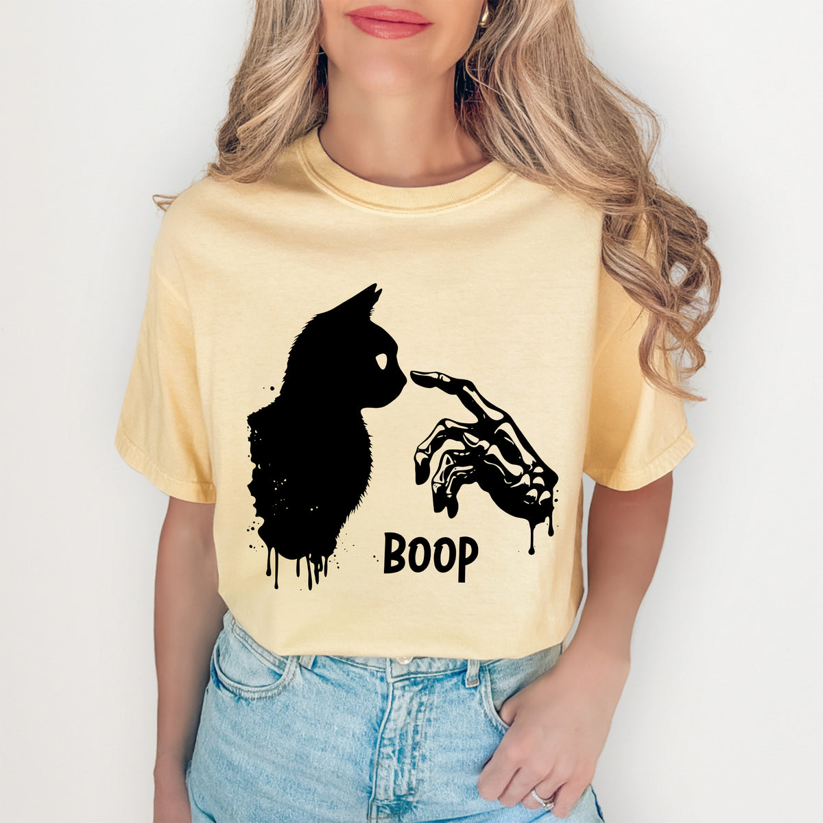 "Boop" Halloween-Grafiktop mit Skelett-Hand und Katze – Gruseliges Kätzchen-Shirt
