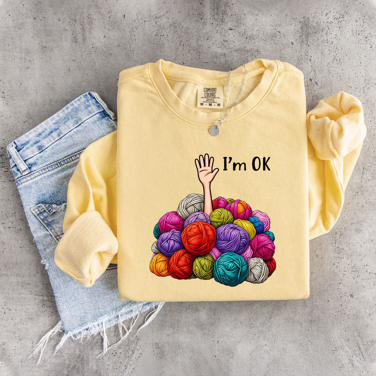 „Mir geht’s gut“ – humorvolles Sweatshirt für Strickfans mit Wollknäueln