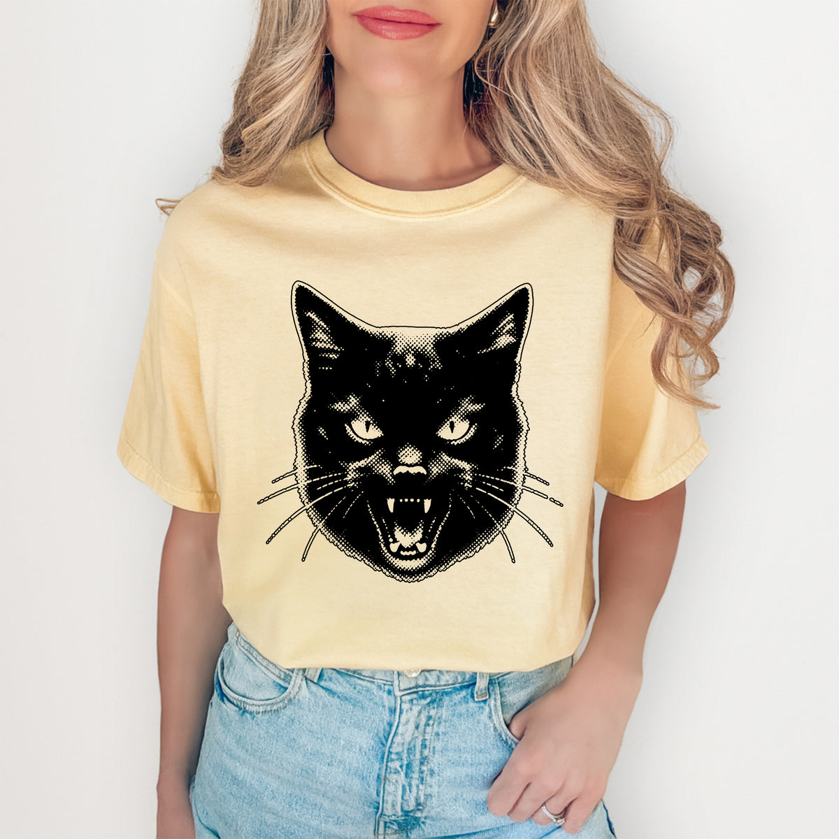 Haut graphique rétro vintage des années 90 à motif de chat noir qui crache