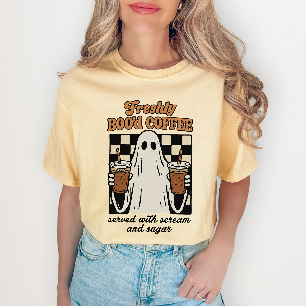 „Freshly Boo'd Coffee“ – Grafik-T-Shirt mit Eiskaffee-Motiv für die Gruselsaison