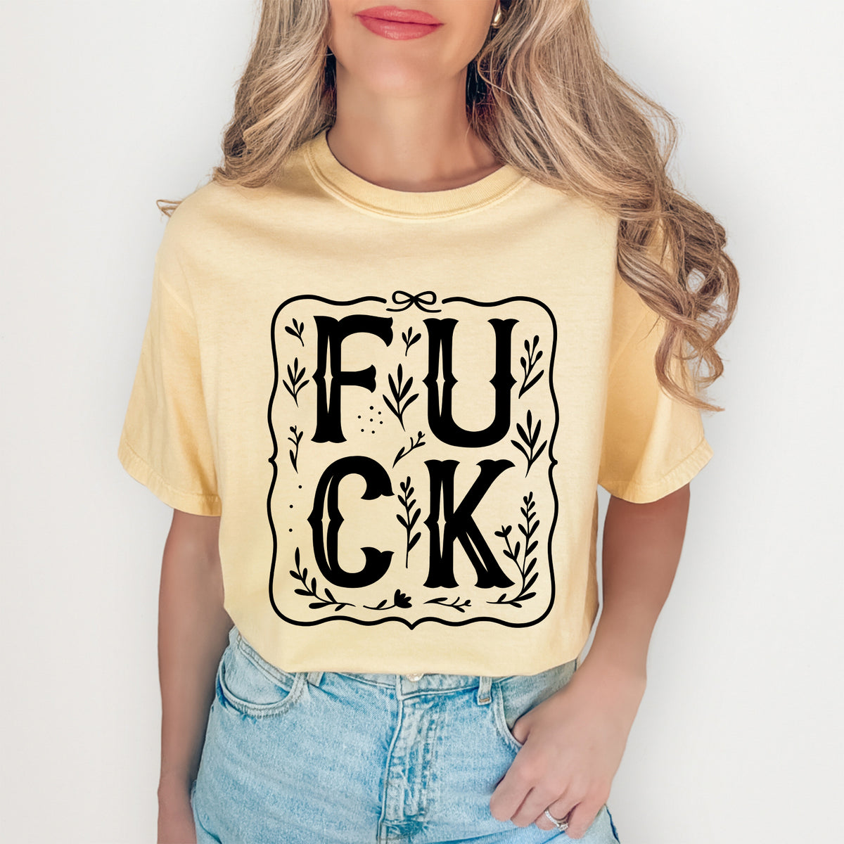 Vintage-Oberteil mit floraler Umrahmung und sarkastischem Print – „FUCK“