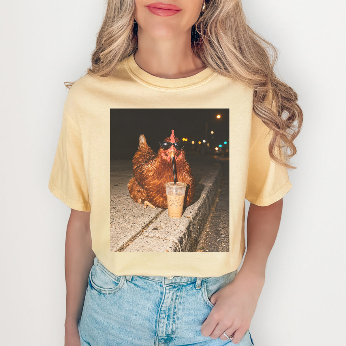Camiseta «Gallina bebiendo café helado»