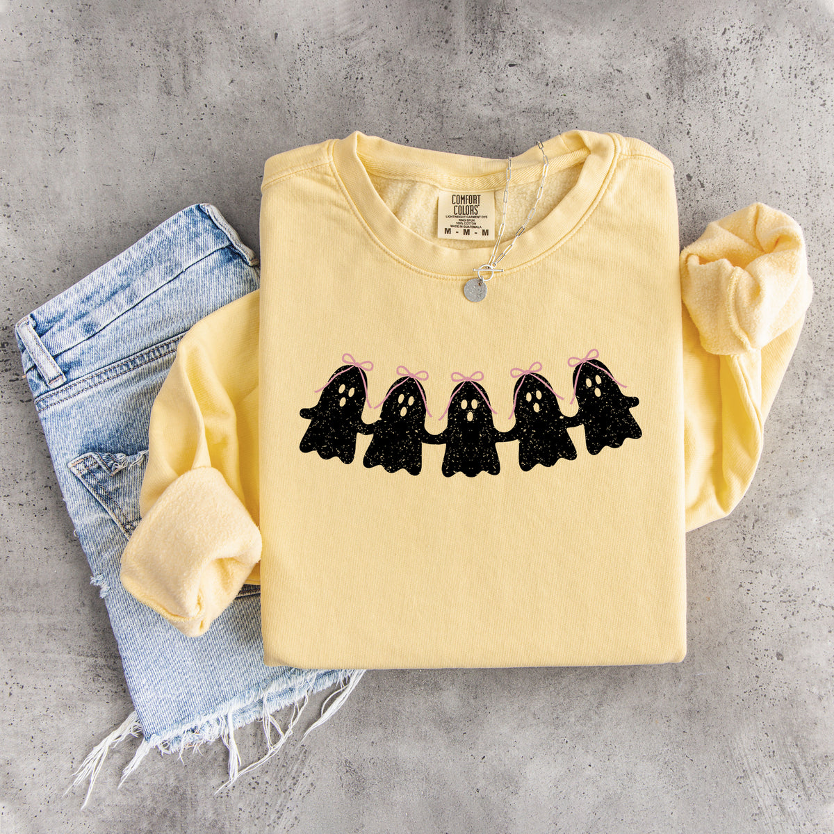 Sudadera polar de Halloween con fantasma y lazo rosa estilo coquette, inspirada en una muñeca de papel