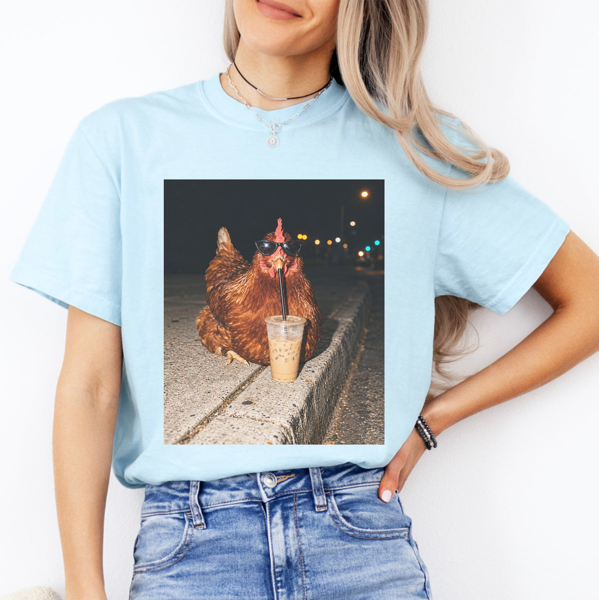 Camiseta «Gallina bebiendo café helado»