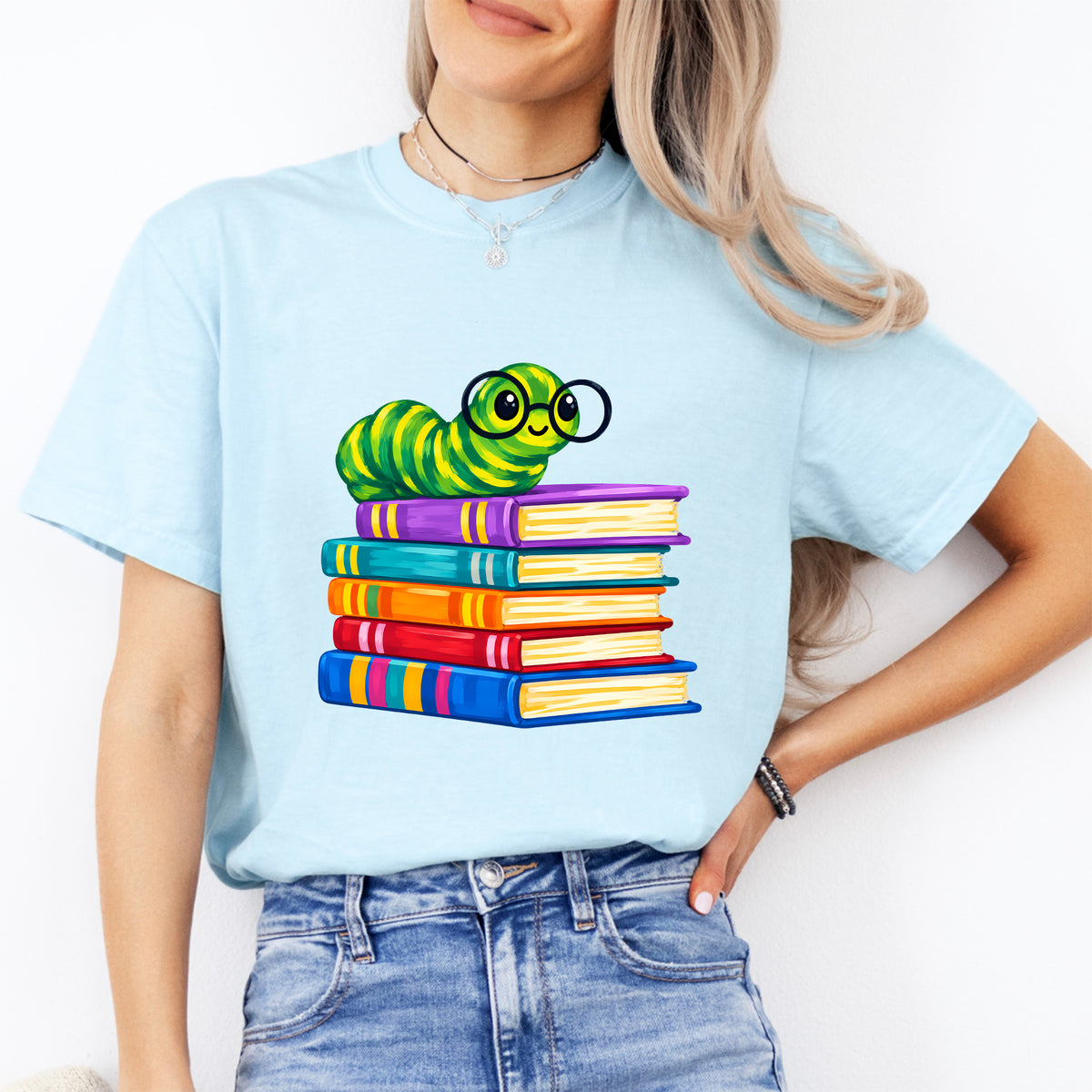 Oruga ratón de biblioteca caprichosa sobre una pila de libros, top gráfico