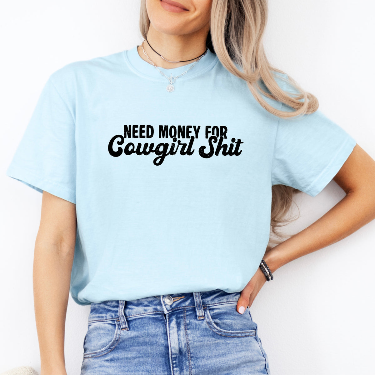 „Brauche Geld für Cowgirl-Scheiß“ – Freches Country-T-Shirt mit Grafik