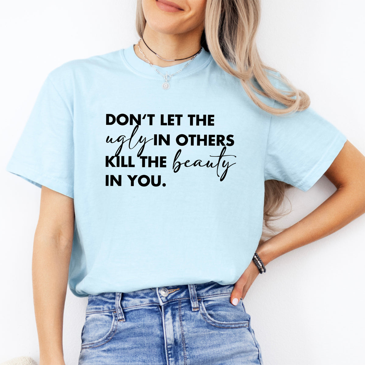 Inspirierendes Grafik-T-Shirt zum Thema Mindset – „Lass nicht zu, dass das Hässliche in anderen die Schönheit in dir zerstört“