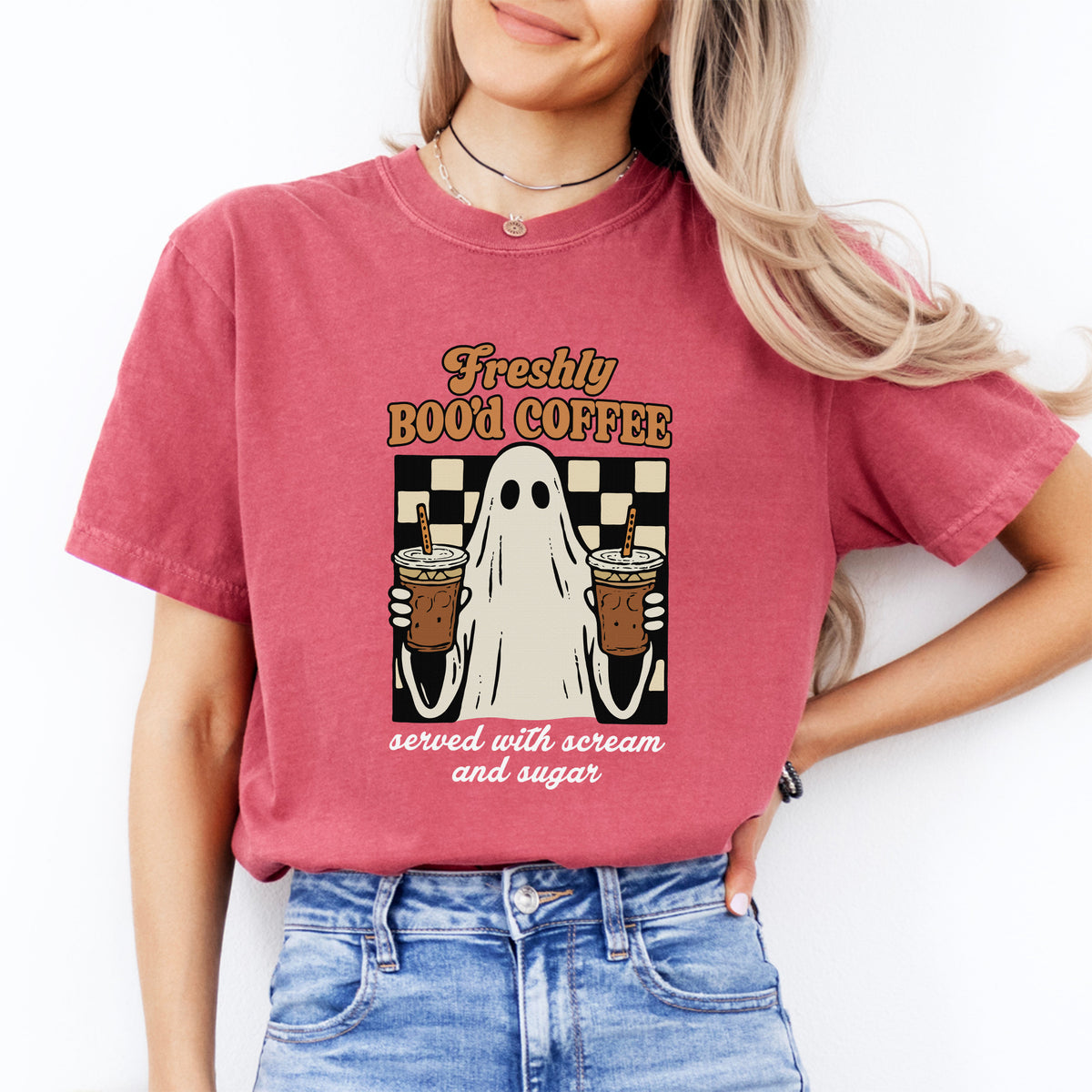 „Freshly Boo'd Coffee“ – Grafik-T-Shirt mit Eiskaffee-Motiv für die Gruselsaison