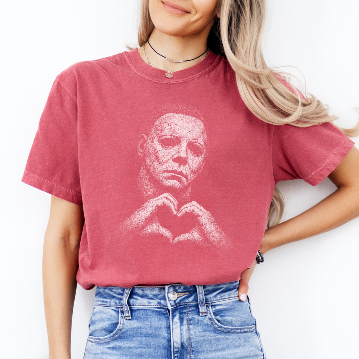 T-shirt graphique vintage avec mains formant un cœur et tueur en série – T-shirt décontracté parodiant l’horreur