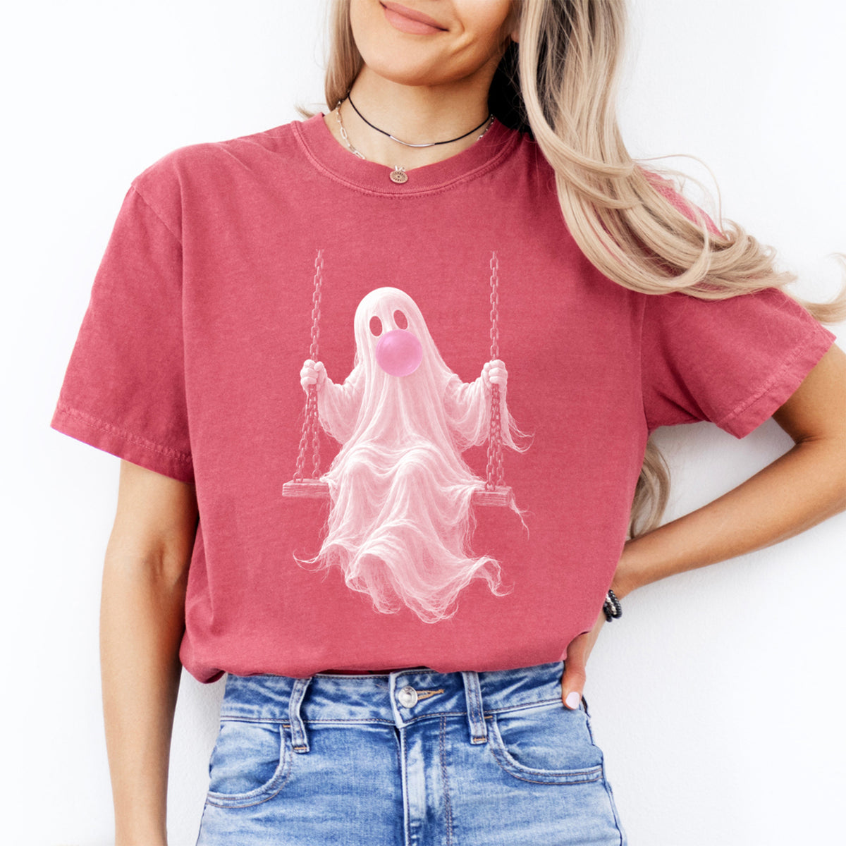 T-shirt graphique avec un adorable fantôme rose bonbon sur une balançoire – T-shirt automnal et spooky