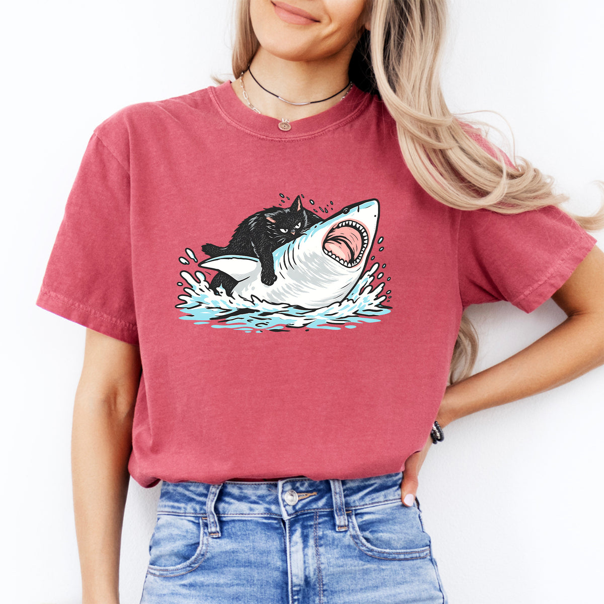 T-shirt amusant avec un chat chevauchant un requin